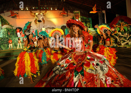 Parintins città del Brasile Samba Show Boi Bumba bacino amazzonico Amazzonia tropici gruppo tropicale persone donne costume donna costumi Foto Stock