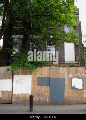 Imbarcati in alto edificio abbandonato Foto Stock