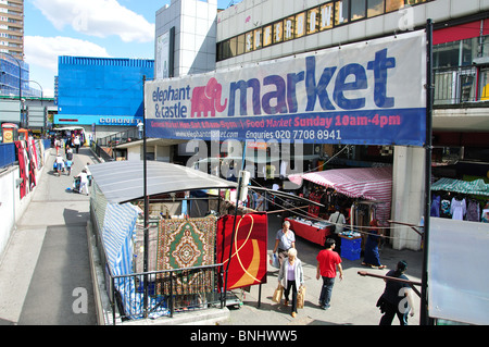 Mercato all'aperto, Elephant and Castle, il London Borough di Southwark, Greater London, England, Regno Unito Foto Stock