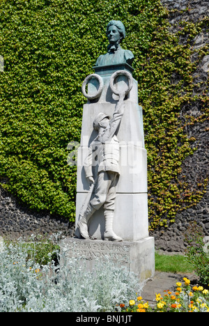 Edith Cavell Memorial al di fuori di Norwich Cathedral, Norfolk, Inghilterra Foto Stock