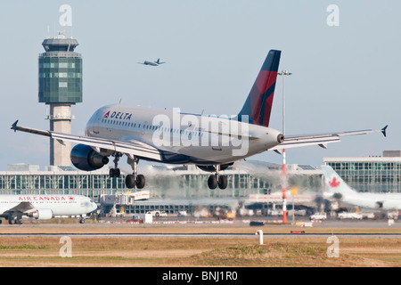 Un Delta Air Lines Airbus A319 (A319-114) commercial aereo jet atterraggio all'Aeroporto Internazionale di Vancouver. Foto Stock