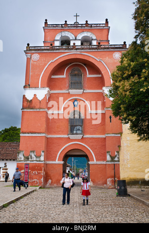 Il Templo del Carmen arco su Calle Miguel Hidalgo, San Cristobal de las Casas, Chiapas, Messico. Foto Stock