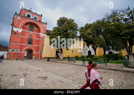 Il Templo del Carmen arco su Calle Miguel Hidalgo, San Cristobal de las Casas, Chiapas, Messico. Foto Stock