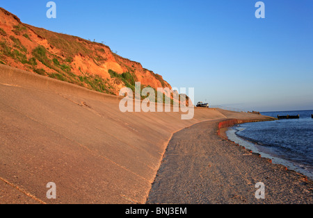 Mare di cemento e di parete di mantello scogliere di protezione e accesso alla spiaggia da erosione a West Runton, Norfolk, Inghilterra, Regno Unito. Foto Stock