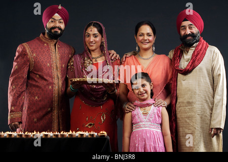 Ritratto di una famiglia Sikh con diyas Foto Stock