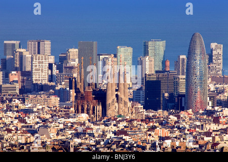 Spagna Barcellona città di chiesa della Sagrada Familia Akbar Torre Diagonal Mar Bezirk panoramica mare tetti Foto Stock