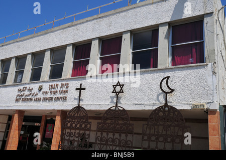 Israele Haifa, i segni delle tre grandi religioni, il cristianesimo e il Giudaismo e Islam a Beit Hagefen araba, centro ebraico Foto Stock