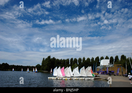 Piccole derive sul lago del Parco di Wimbledon con cielo blu e nuvole soffici Foto Stock