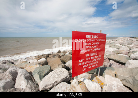 Rocce poste per cercare di difendere a bassa nelle zone costiere del Galles del Nord vicino a Rhyl dall inondazione dal mare. Foto Stock