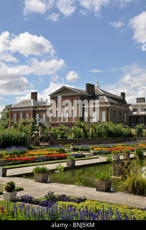 Kensington Palace da sunken garden, Kensington Gardens, Londra. Foto Stock