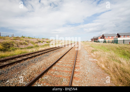 Basso terra vulnerabile alle inondazioni in riva al mare nei pressi di Rhyl, il Galles del Nord. Foto Stock