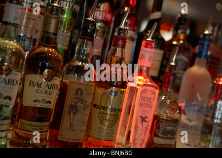 Bottiglie di alcolici nel COCKTAIL BAR Foto Stock