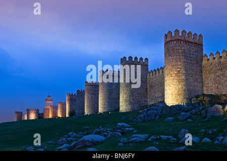 Spagna Castilla Leon Regione Zona Avila città di Avila parete parete città fortezza torri rooks in romantico stile culturale mondiale Foto Stock