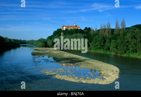 La Slovenia castello di flusso del fiume Drava banca di ghiaia a livello di laurea Borl Foto Stock