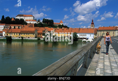 La Slovenia città di flusso del fiume Drava ponte vecchio castello città di Ptuj city Foto Stock