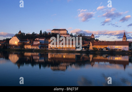 La Slovenia città di flusso del fiume Drava vecchio castello della città della luce della sera Ptuj city Foto Stock