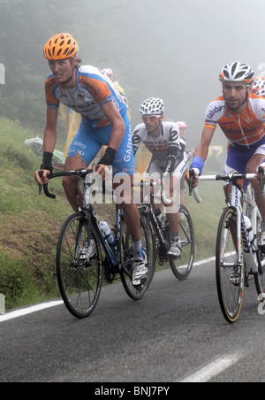 I ciclisti in competizione in stadio 17 del 2010 il Tour de France sul Col du Tourmalet nei Pirenei francesi Foto Stock