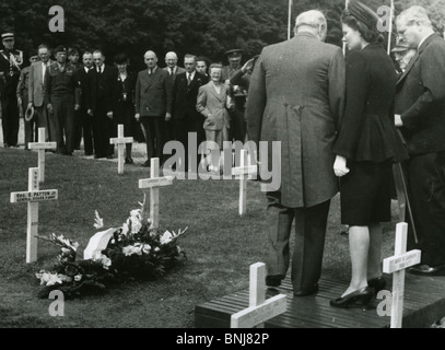 SIR WINSTON CHURCHILL presso la tomba del Generale Patton in Hamm, Lussemburgo, con sua figlia Maria e Figlio Randolph nel 1960 Foto Stock