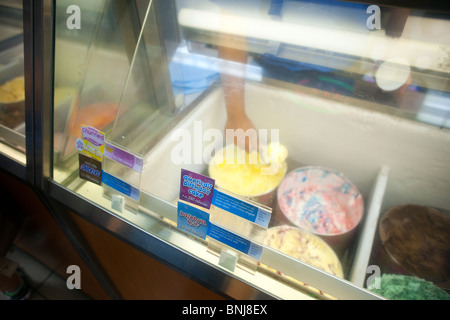 Un congelatore caso in un Baskin-Robbins ice cream store in New York Foto Stock