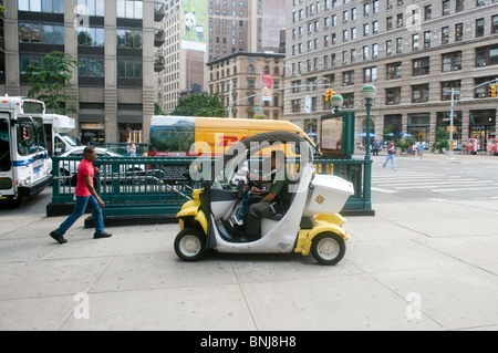 NYC Dipartimento di Parchi e Ricreazione dipendenti scoot circa in un Global Electric autovetture (GEMS) Foto Stock