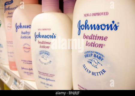 Johnson & Johnson baby marca lozioni sono visto su uno scaffale di supermercato in New York Foto Stock