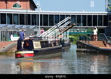 Narrowboat passando sotto il ponte sul canale di Oxford a Banbury, Oxfordshire Foto Stock