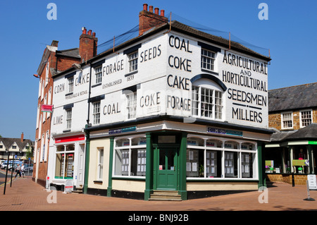 La facciata dell'edificio sul luogo di mercato, Banbury, Oxfordshire Foto Stock