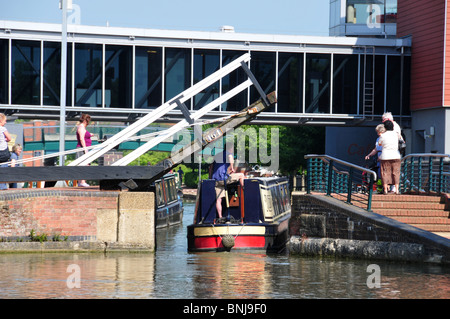 Narrowboat passando sotto il ponte sul canale di Oxford a Banbury, Oxfordshire Foto Stock