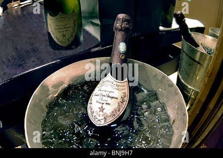 PARIGI, Francia - dettaglio, bottiglia di vino, Champagne francese, "Dom Pérignon", vintage, On Ice in Bucket, champagne francese di natura morta Foto Stock