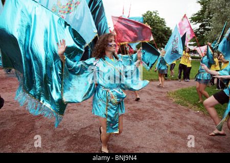 Isola di Wight carnevale ballerine alla cerimonia di chiusura della NatWest Island Games 2009 a Mariehamn sulle isole Åland, 4 Luglio 2009 Foto Stock