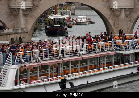 I turisti in una gita in barca sul fiume Senna. 'Bateaux Mouches' di Parigi, Francia Foto Stock