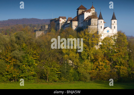 Aarburg Svizzera Canton Argovia città di castello fortezza medievale chiesa di alberi autunno Foto Stock