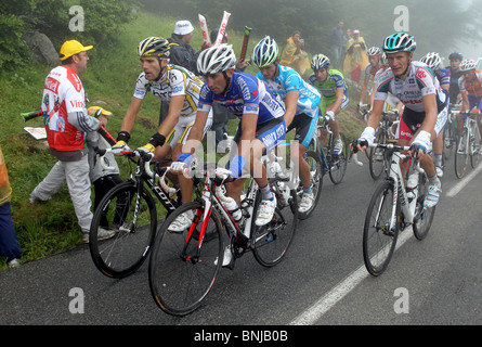 I ciclisti in competizione in stadio 17 del 2010 il Tour de France sul Col du Tourmalet nei Pirenei francesi, Francia Foto Stock