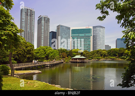 Asia Giappone Tokyo città quartiere di Shiodome Hama Rykiu parco giardino laghetto di blocchi di appartamenti edifici ad alta alberi Foto Stock