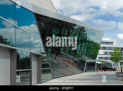 Germania Baden-Wurttemberg Esslingen am Neckar Neckar forum Congresszentrum moderna facciata di vetro ad un angolo obliquo Foto Stock