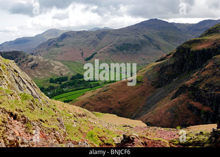 Vista sulla circostante fells compresi Wetherlam e Lingmoor da Harrison Stickle nel Lake District inglese, Cumbria. Foto Stock