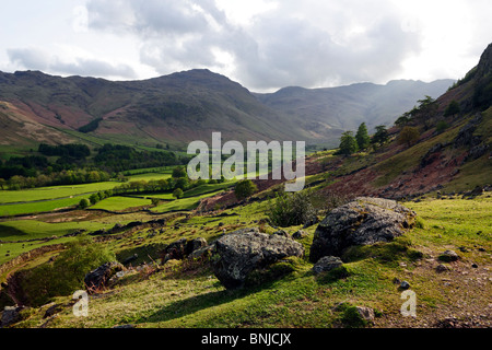 Guardando verso il luccio O' Blisco e Crinkle Crags da Harrison Stickle vicino Langdale nel Parco Nazionale del Distretto dei Laghi. Foto Stock