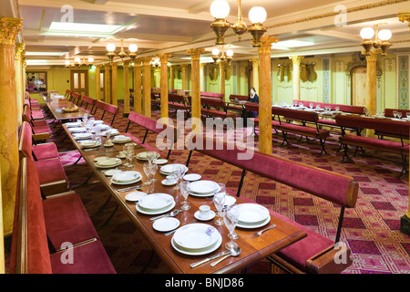 La prima classe salone da pranzo della S S Gran Bretagna ora appoggiato in Great Western Dockyard, Bristol Foto Stock