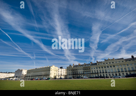 Jet striature e correnti a getto da aerei riempire i cieli sopra di Brunswick Terrace e Brunswick Square a Hove prati in Sussex Foto Stock