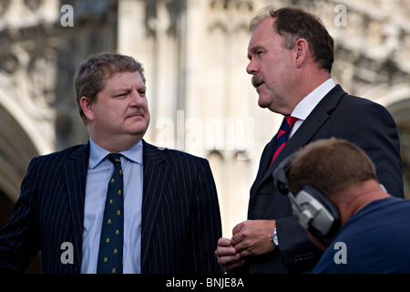 Angus Robertson, SNP MP (sinistra) e Elfyn Llwyd, Plaid Cymru MP. La politica del Regno Unito Foto Stock