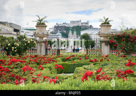 Salisburgo, l'Austria, l'Europa. Vista attraverso il palazzo Mirabell e i giardini di rose a Schloss castello Hohensalzburg. Foto Stock