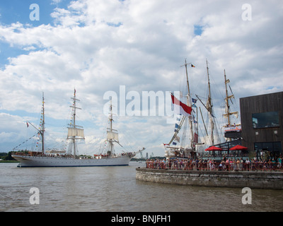 La folla a guardare la partenza in flotta a Anversa tall ship gare 2010 Foto Stock