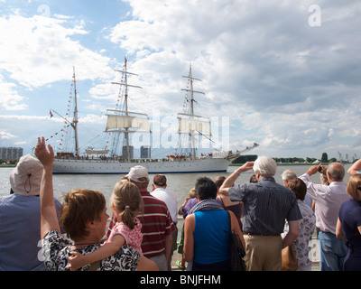 La folla guarda la flotta in partenza e agitando a Anversa tall ship gare 2010 Statsraad Lehmkuhl Foto Stock
