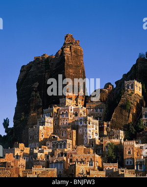 Yemen Febbraio 2005 Hadhramaut Valley, vicino alla città di Shibam scogli di roccia di montagna città Hadda Foto Stock