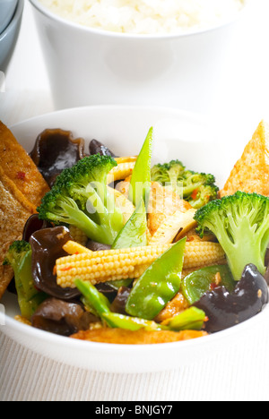 Fresco e salutare il tofu,beancurd con mix di verdure tipico piatto cinese Foto Stock