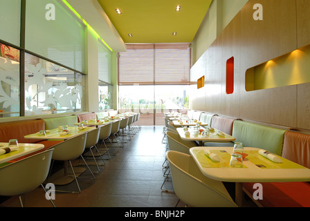 Il Marocco Marrakech cafe ristorante di design all'interno piscina al chiuso la finestra tavoli sedie vuote in Nord Africa moderna stile elegante Foto Stock