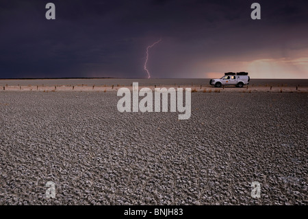 Etosha Pan Etosha National Park Regione Kunene Namibia Africa fulmini temporale paesaggio panoramico paesaggio desolato sterile Foto Stock