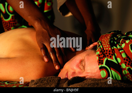 Royal Spa Massaggio a fiume Zambesi e Royal Livingstone Hotel Livingstone Provincia del Sud Africa Zambia Mani donna Foto Stock