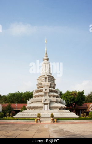 Stupa a Pagoda d'argento è un composto si trova sul lato sud del Palazzo Reale di Phnom Penh. Foto Stock