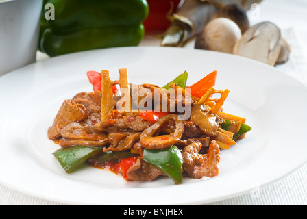 Tipico piatto cinese,carni bovine fresche saltate in padella con pepperrs germogli di bambù e funghi Foto Stock